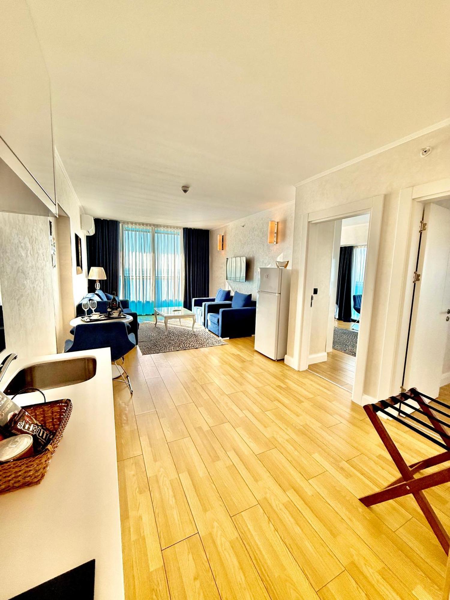 Seaside Vip Hotel Batumi Bagian luar foto