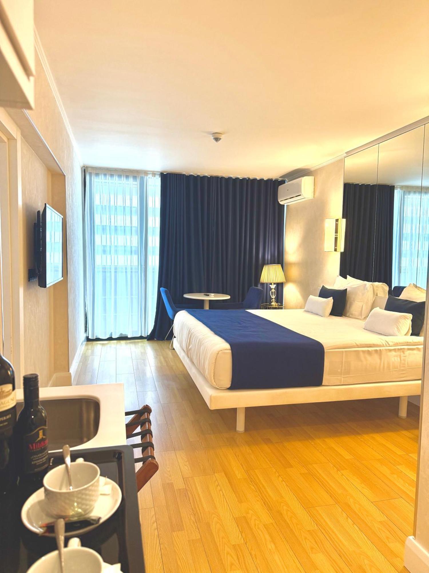 Seaside Vip Hotel Batumi Bagian luar foto